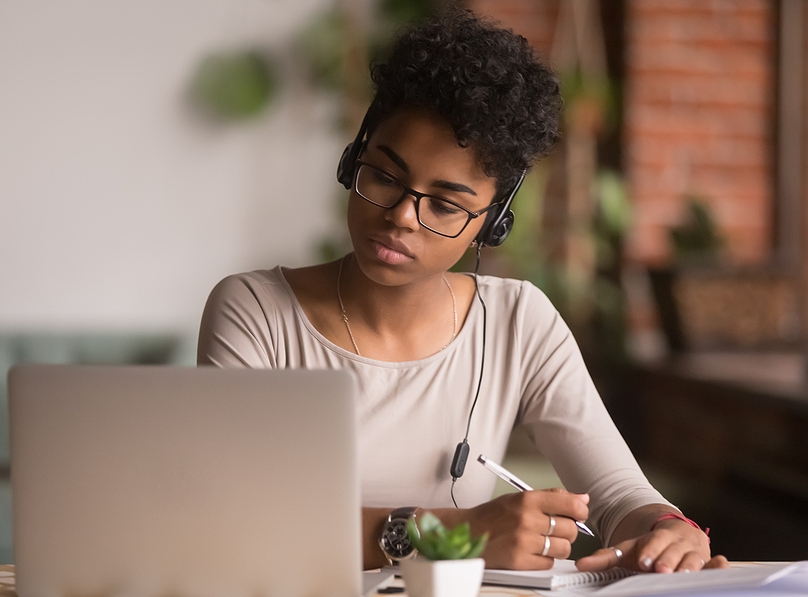 30-Days-Woman-in-Front-of-Computer